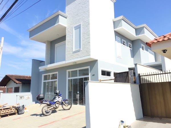 Fachada em tom claro com detalhes brancos
