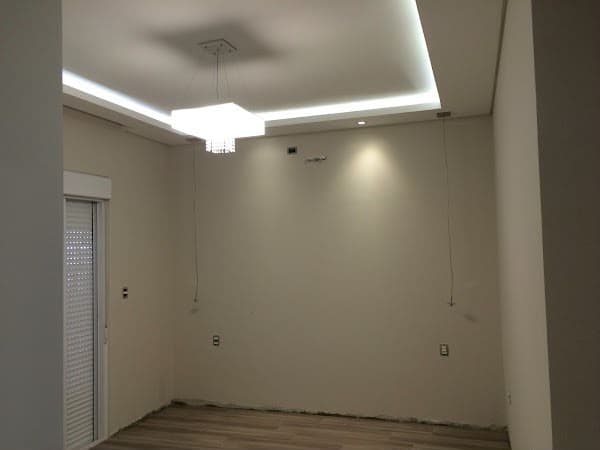 Sala integrada com sanca iluminada