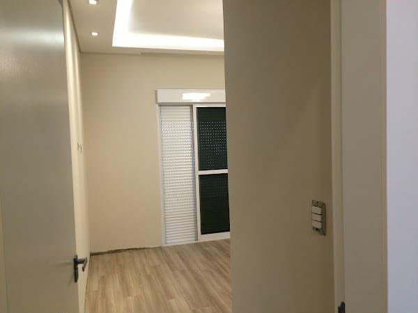 Corredor com iluminação embutida