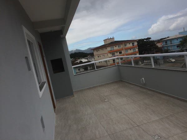 Ambiente amplo com vista externa