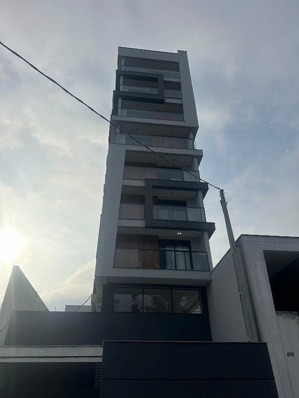 Torre residencial ao entardecer