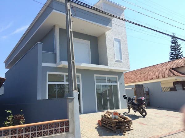 Edifício em branco e cinza