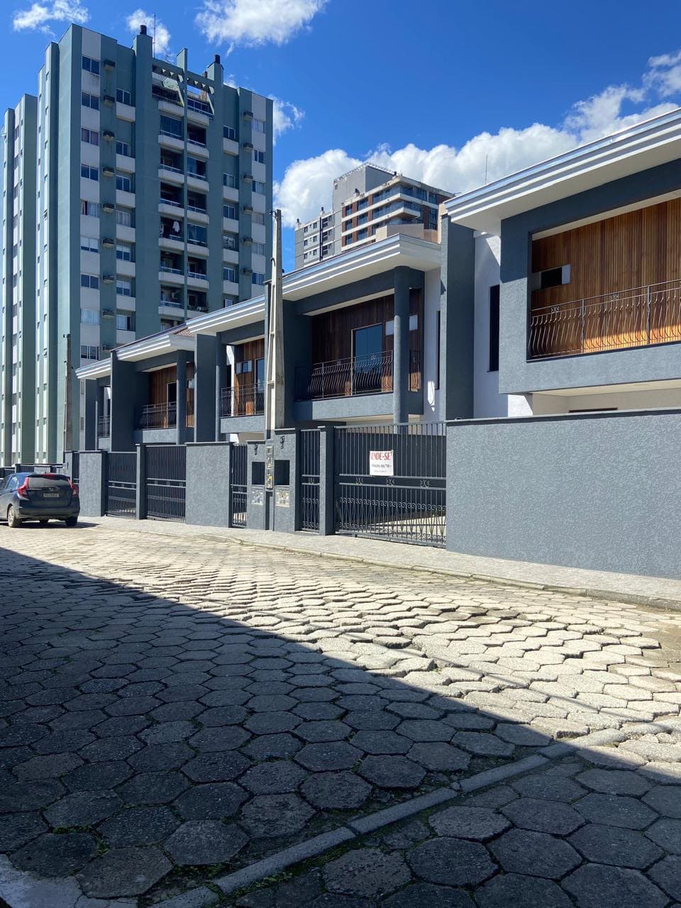 Rua com sobrados e prédio residencial recém-pintados pela Dr. Pintor
